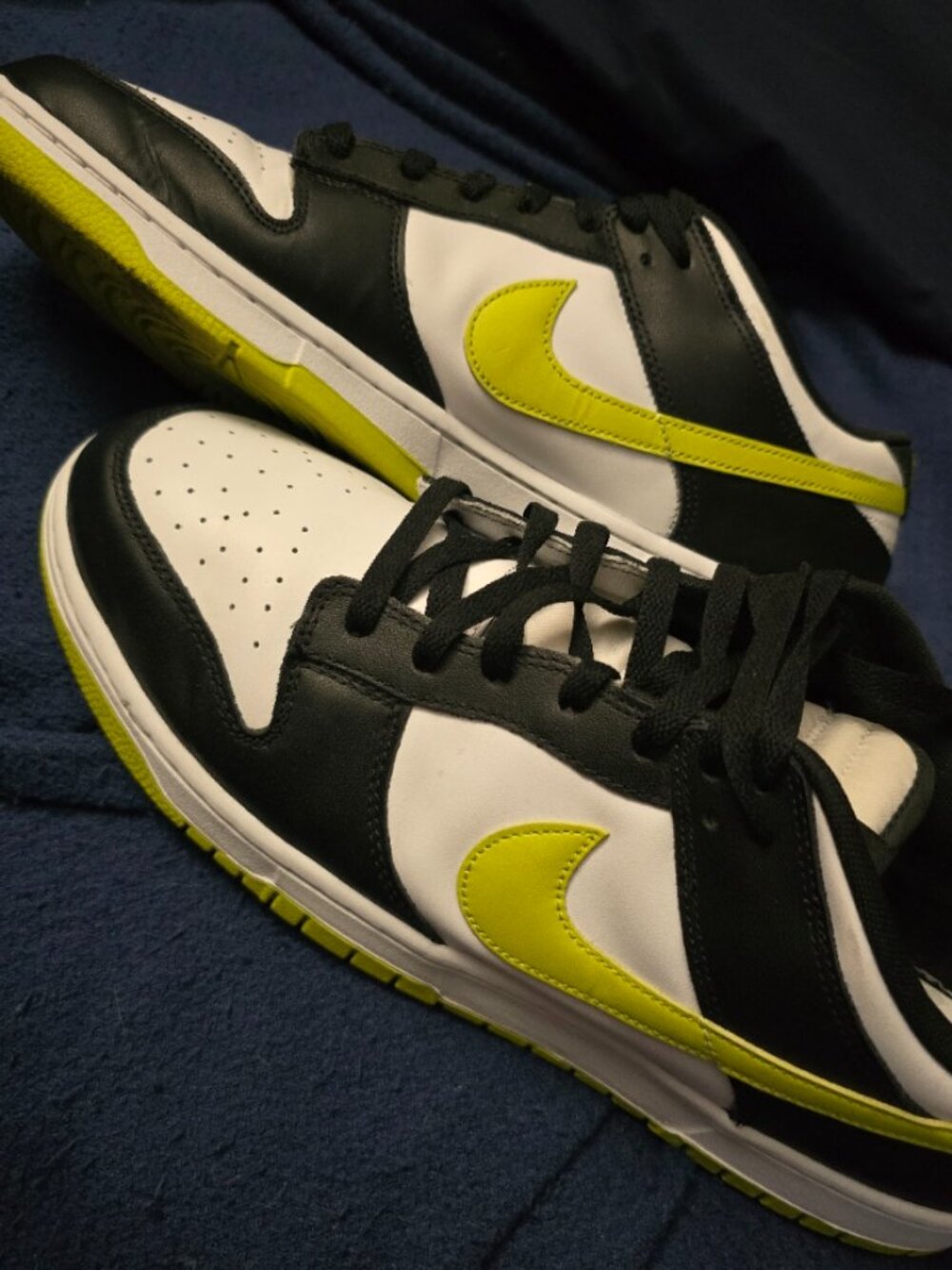 NIKE - Black & Fluorescent Yellow Dunks